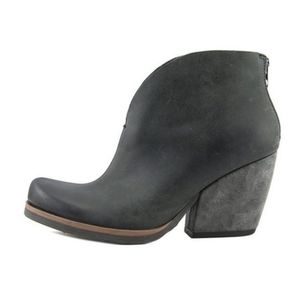 Korks size 8 black leather ankle boot